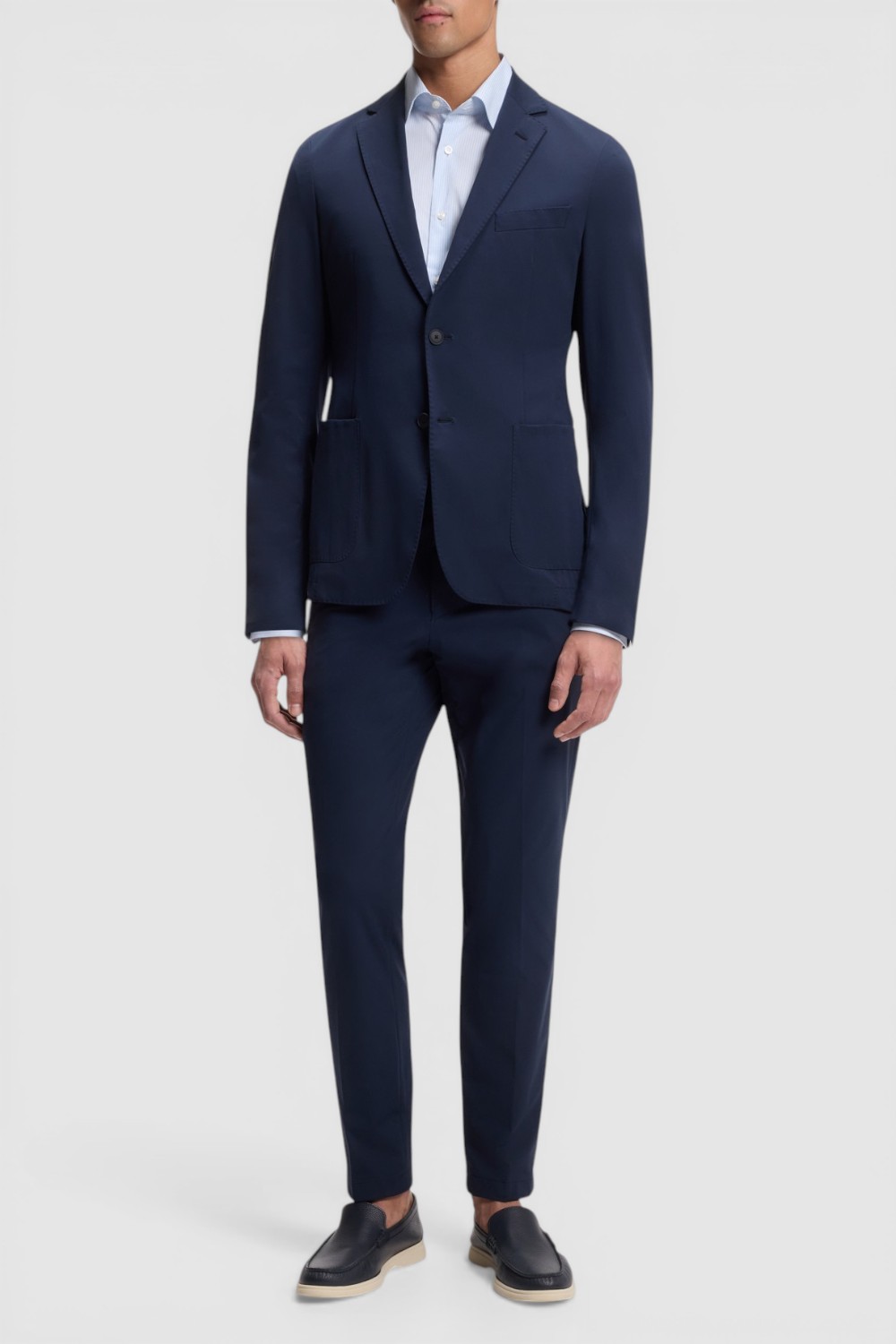 תמונת כל הלוק של חולצה מכופתרת בגזרת סלים